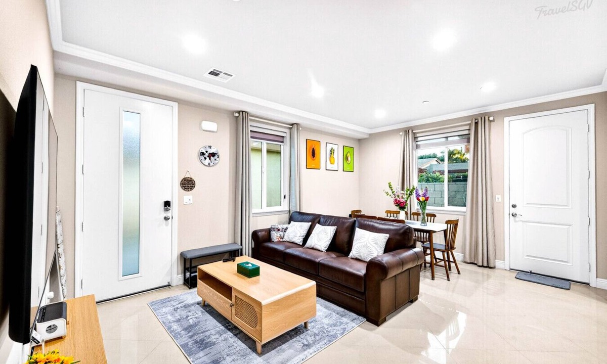 Bassett House | Cozy 3BR Backhouse + Near DTLA & Shops #TravelSGV