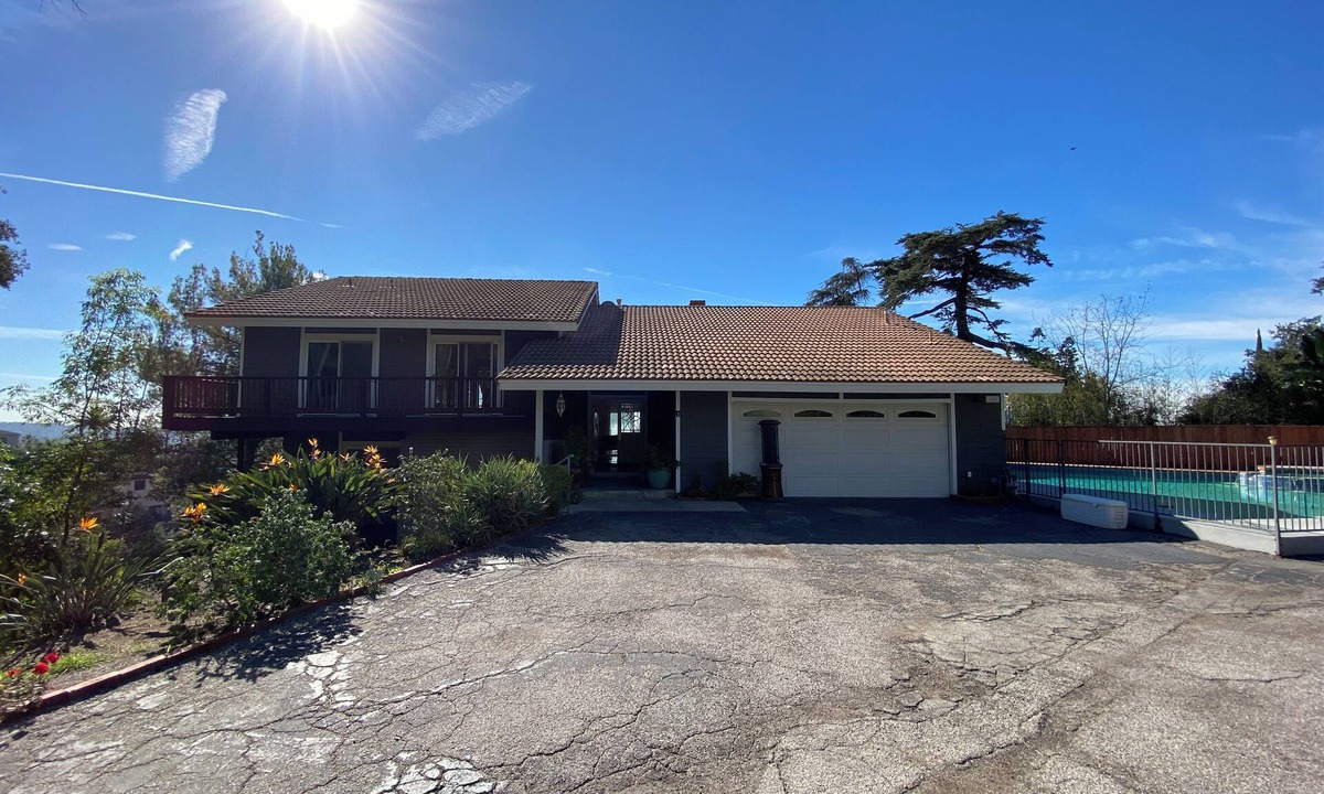Rossmoyne House | Cozy 5-bedroom home with Stunning Views in Prestigious Glendale hills