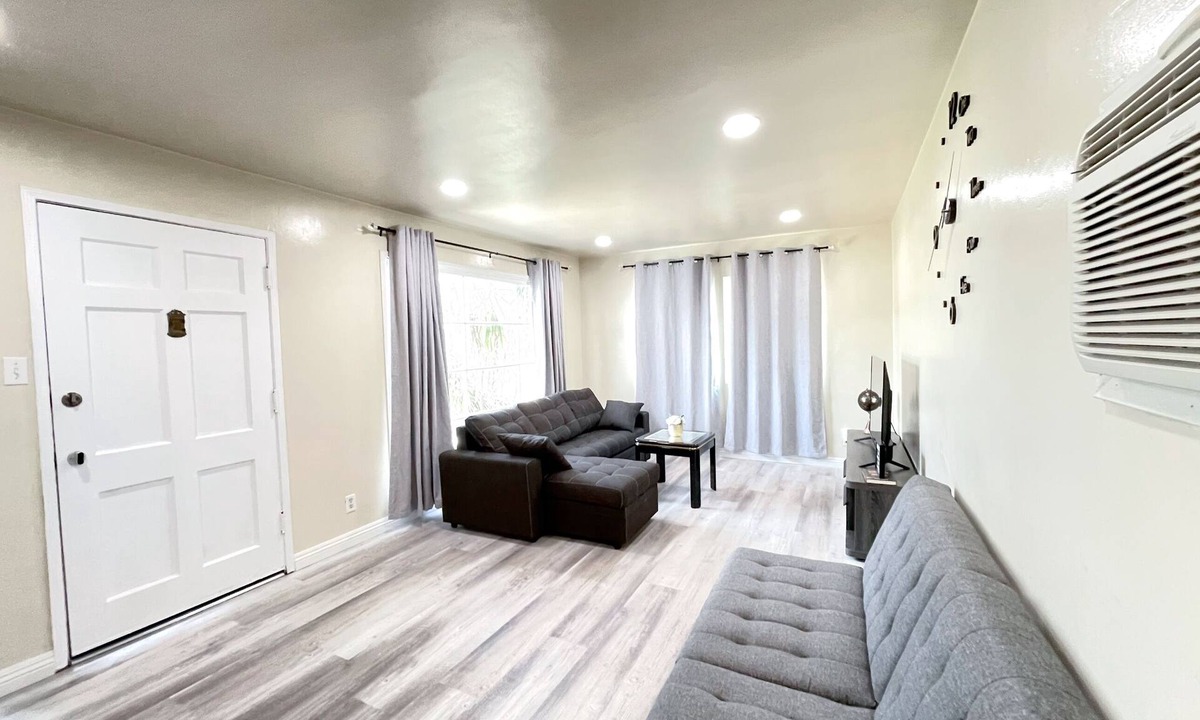 El Monte House | Cozy back house w/self checking in the heart of LA Full Kitchen, Wifi