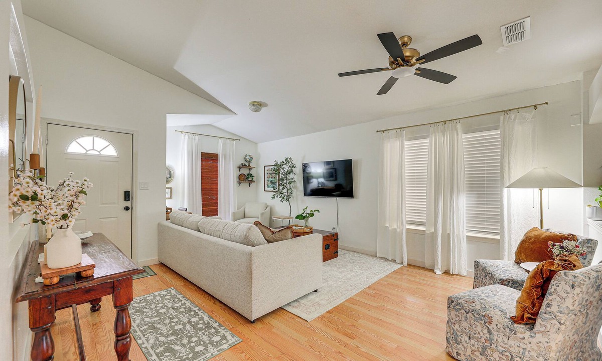 McAllen House | Cozy House by Zinnia Park! Family Home in McAllen
