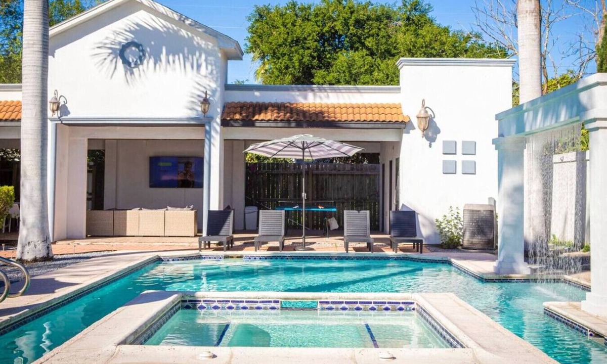 Brownsville Villa | Cozy Mansion/Pool & Jacuzzi/Cinema/Game Room