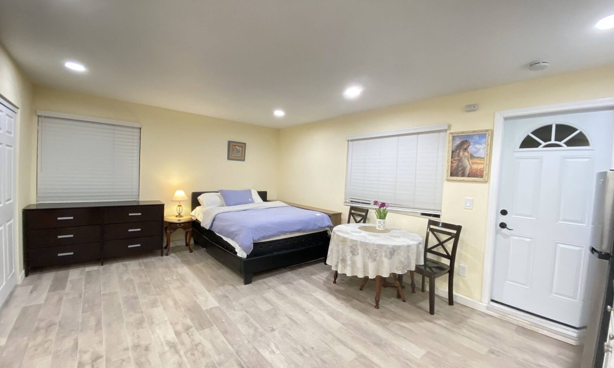 Charter Oak House | Cozy one bedroom studio newly remodeled