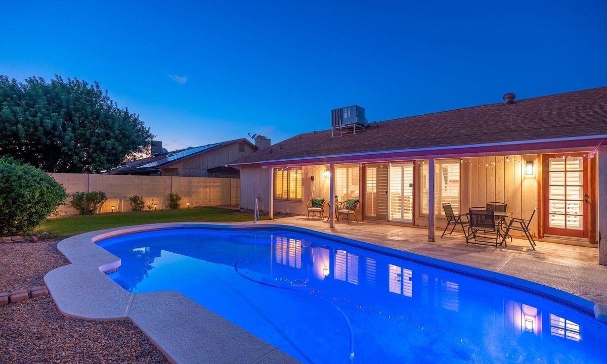 Foxfire House | Cozy Remodel, Diving Pool & Hot tub, Great Location Near Entertainment!