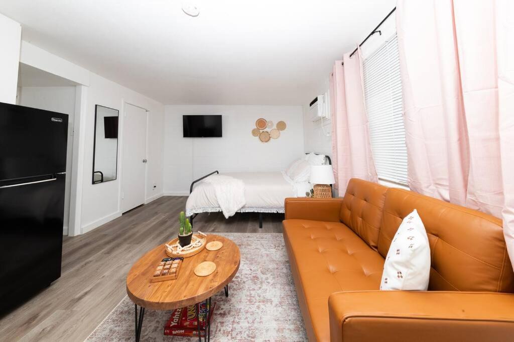 Riverside Apartment | Cozy Studio w/bath, kitchen in the heart of Tempe