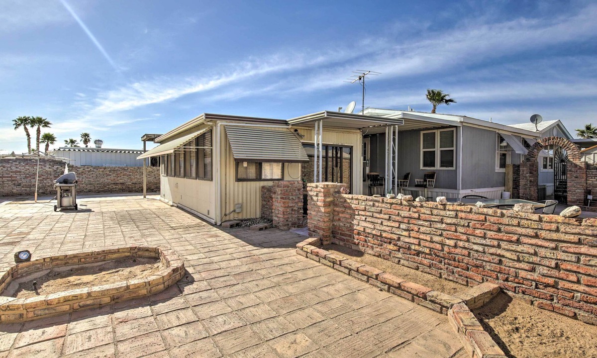 The Foothills House | Cozy Yuma Retreat w/Furnished Patio & Grill!