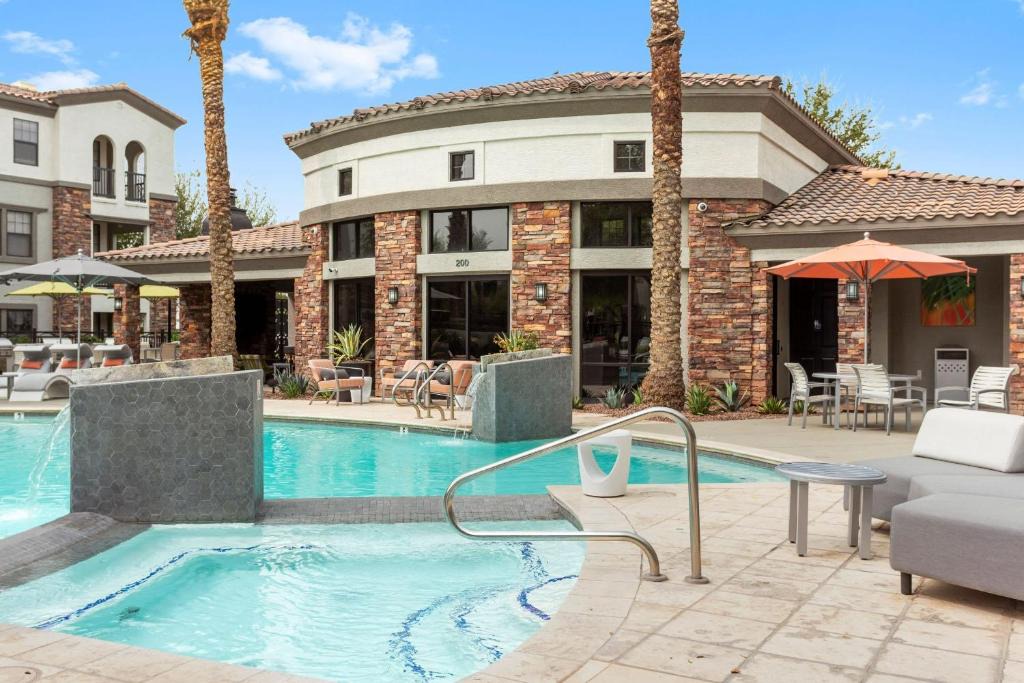 Glendale Sports and Entertainment District Apartment | CozySuites Glendale by the stadium with pool 03