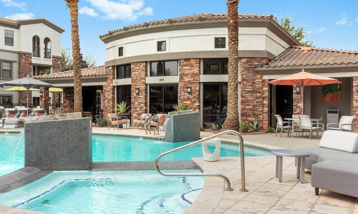 Glendale Sports and Entertainment District Apartment | CozySuites Glendale by the stadium with pool 04