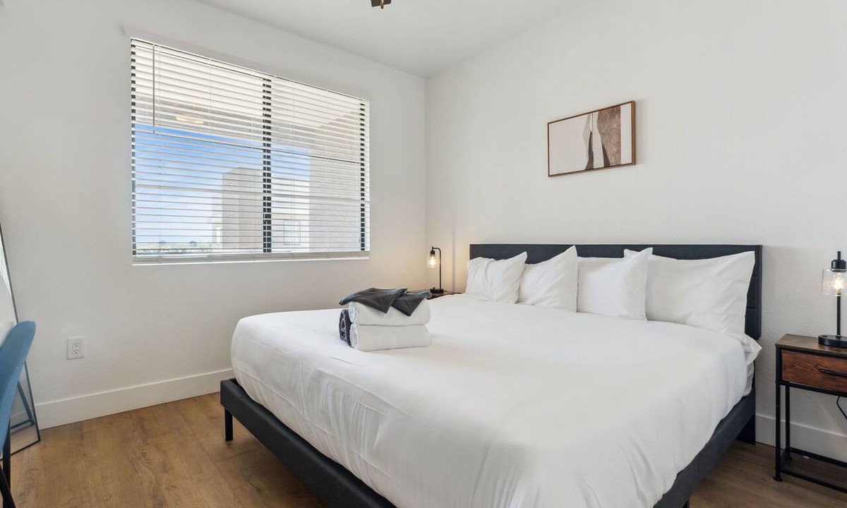 Glendale Sports and Entertainment District Apartment | CozySuites Glendale - Westgate with pool! 05