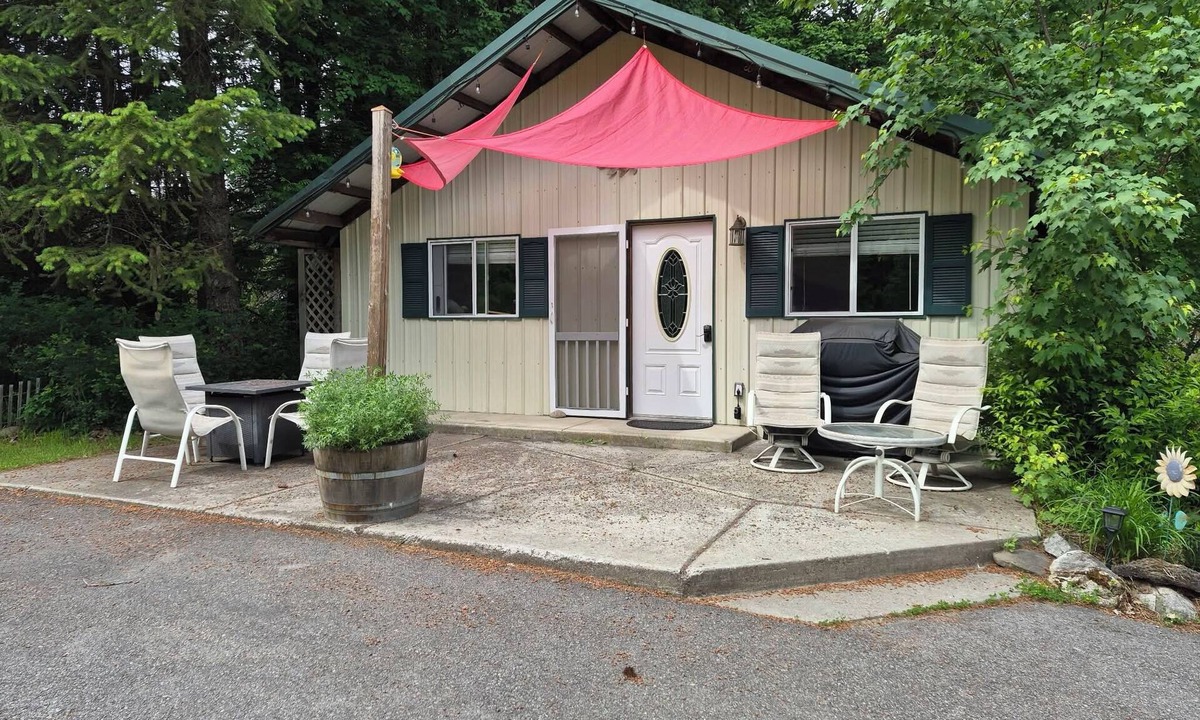 Post Falls House | Cute country cabin. Close to lake and easy freeway access. Close to Spokane/CDA