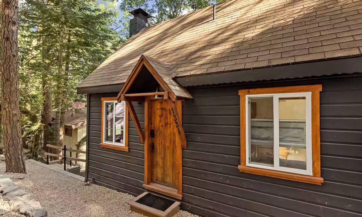 Crestline Cottage | Cute Romantic Cabin W/Hot Tub 5 Min from Lake