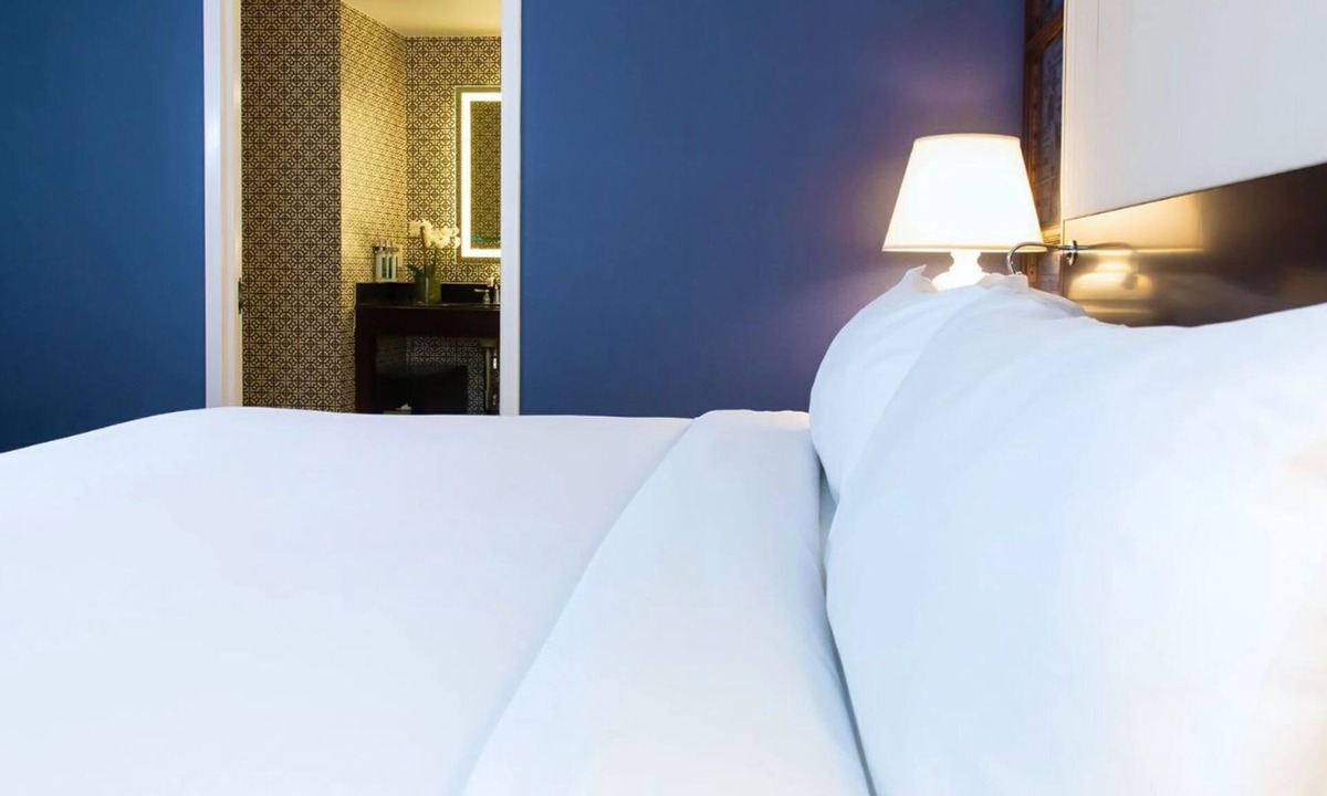 Downtown Washington D.C. Hotel | DC Accessible King – ADA Tub & Luxe Stay