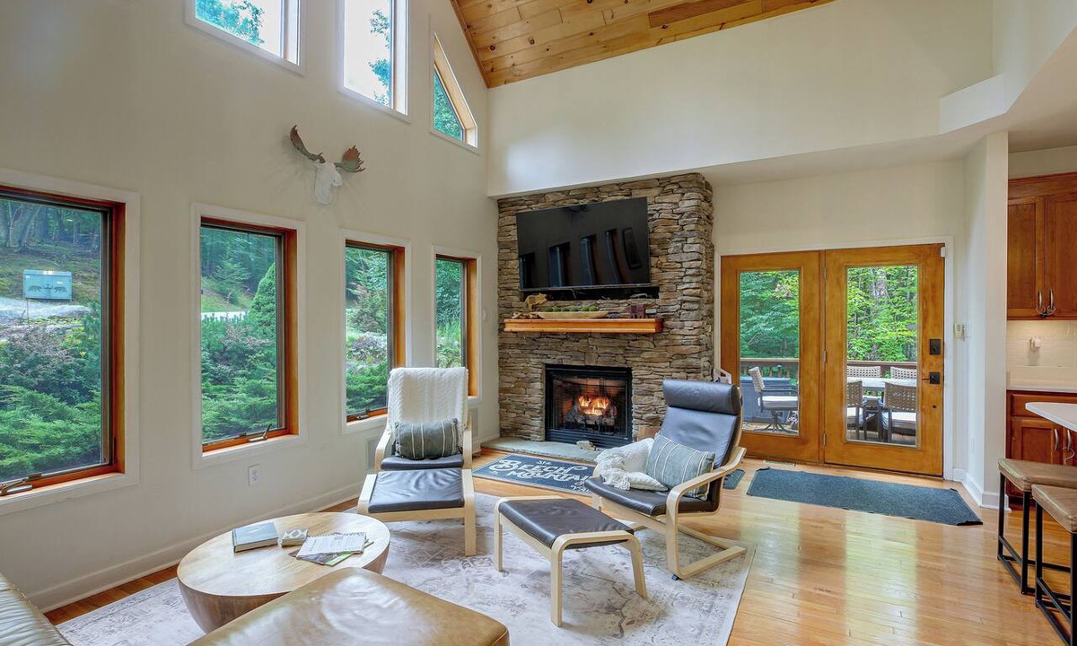Beech Mountain Cottage | Deck + Scenic Views: Beech Mountain Cabin