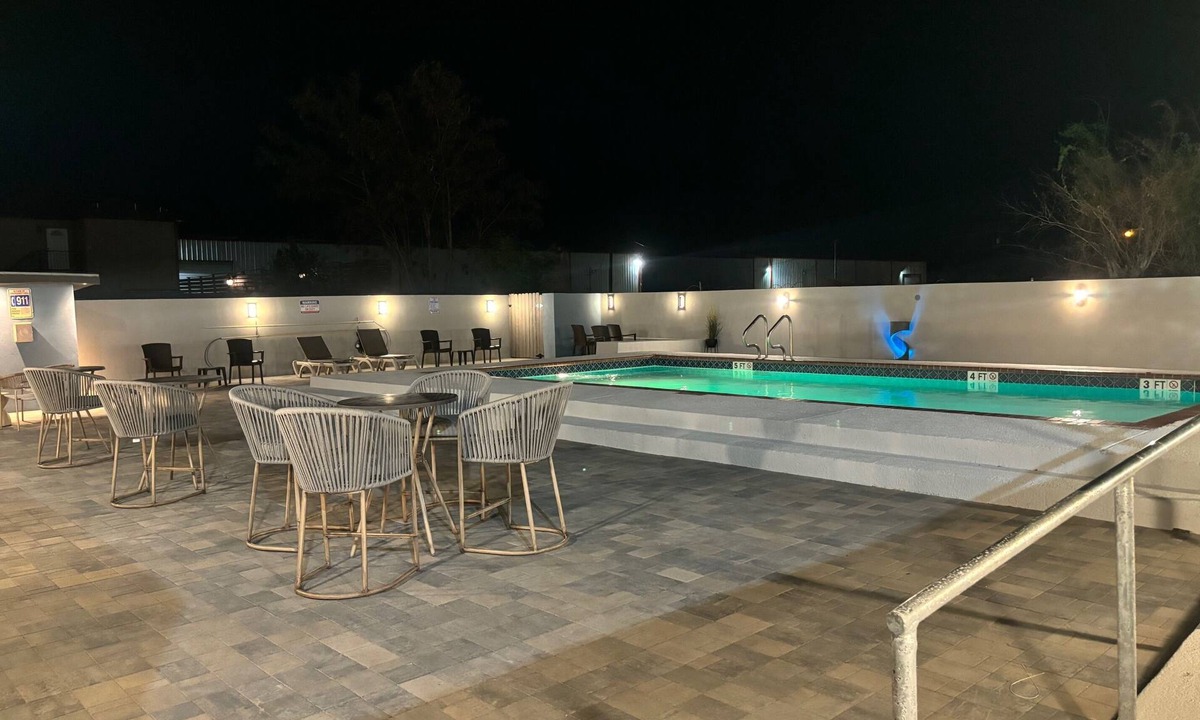 Cameron County Hotel | Deluxe 6 Inn & Suites