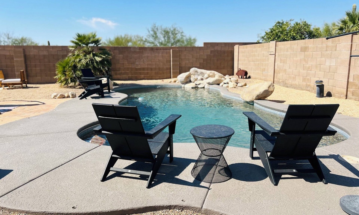 The Bluffs House | Desert Oasis by the Fairway- Pet/family friendly sleeps 10 3bd 2bath huge yard!
