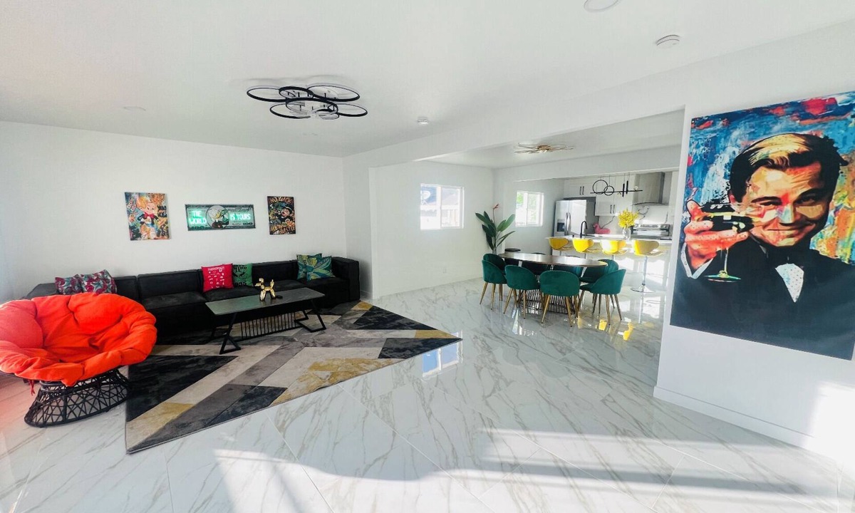 Townsite House | Designer 5BR Villa Near Strip, Neon Vibes & HotTub