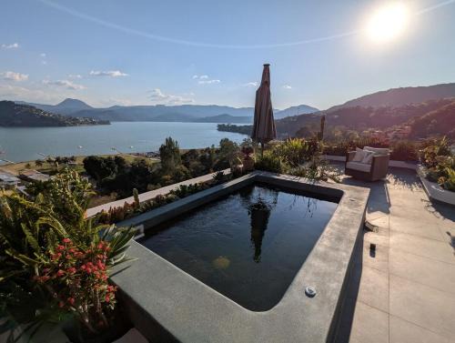 El Santuario Villa | Designer Home with Jacuzzi Spectacular Lake Views