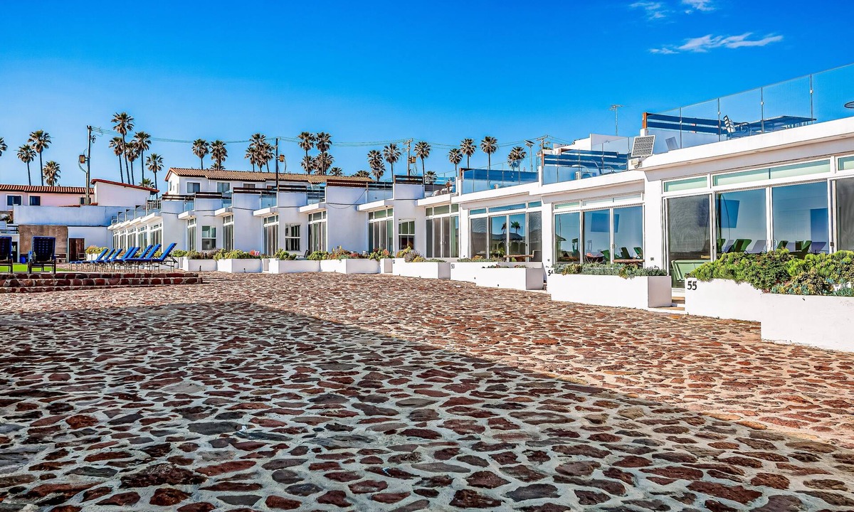 La Paloma House | Dog-friendly home 3 rows to beach with rooftop deck, pool, & kitchen
