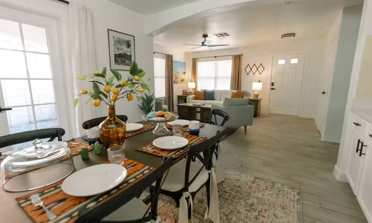 Governmental Mall House | Downtown Phoenix Cozy Home Close to Concerts, Bars, Airport + More!
