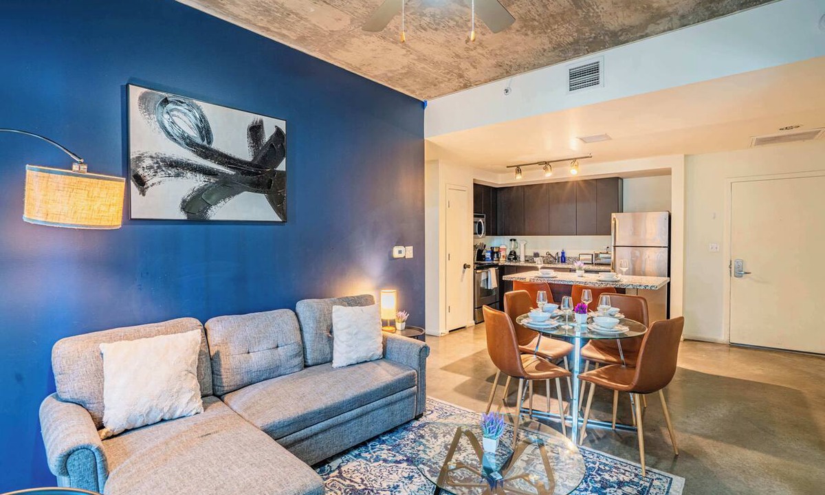 Evans Churchill Apartment | DT PHX Getaway with Balcony Pool Gym and WD