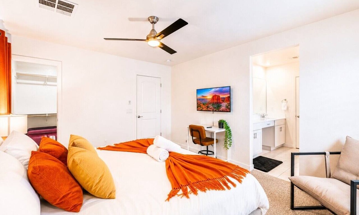 Encanto House | DT Phx Sleeps 16+ | 2 Cozy Homes 5-Min Walk Apart