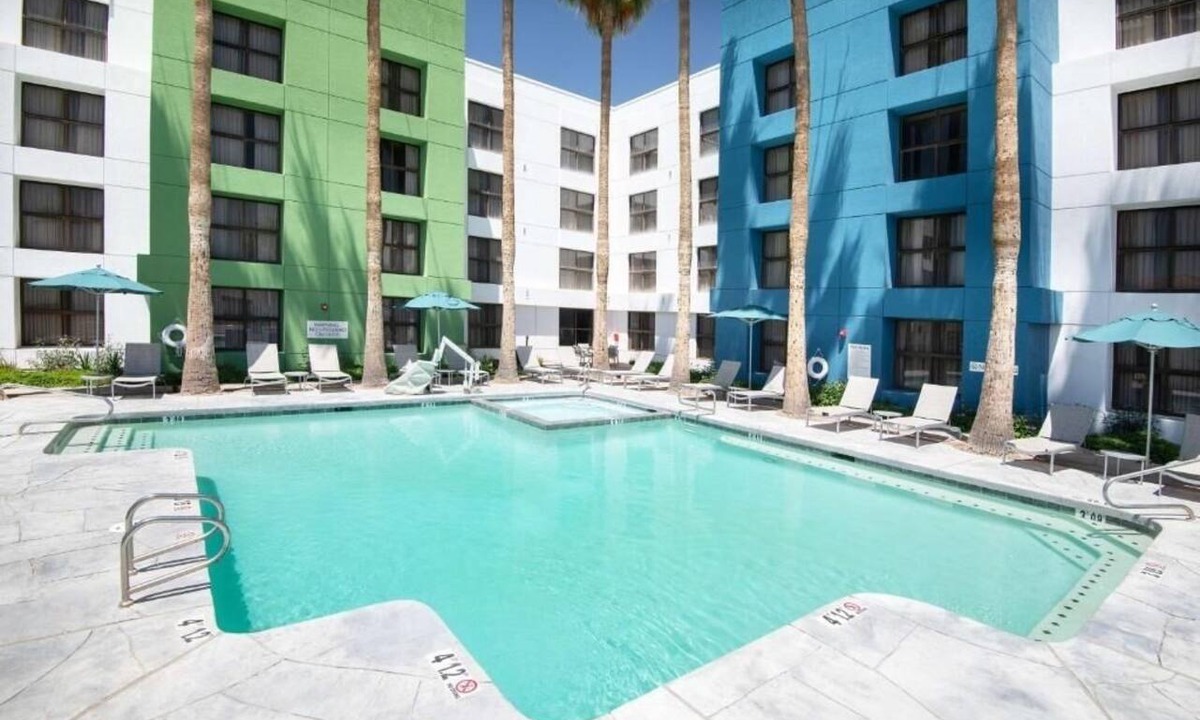 Chandler Hotel | Eco-Certified Guest Room with Heated Pool, On-Site Dining, and Easy I‑10 Access