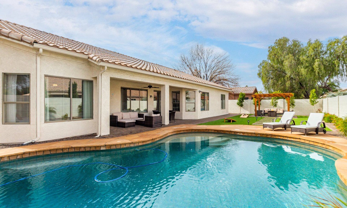 Palm Valley House | Edgemont Escape- 3 King Beds, heated pool*, close to spring training,
