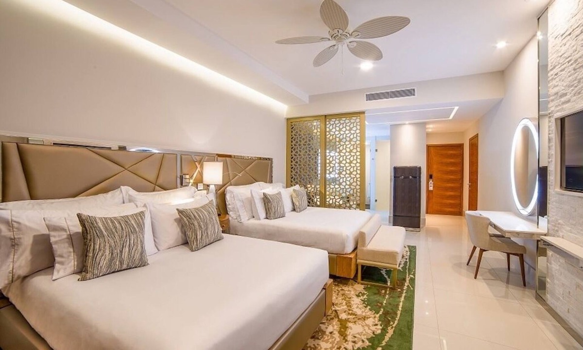 Cabo San Lucas Resort | Elegant 667 sq ft suite with ocean views, balcony, and luxury comforts. Los Cabo