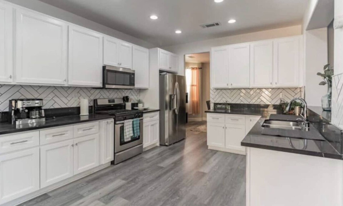 Palmdale House | Elegant Modern Home - 4Bd/2.5Ba in Palmdale