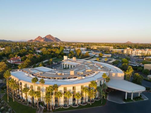 Camelback East Hotel | Embassy Suites by Hilton Phoenix Biltmore