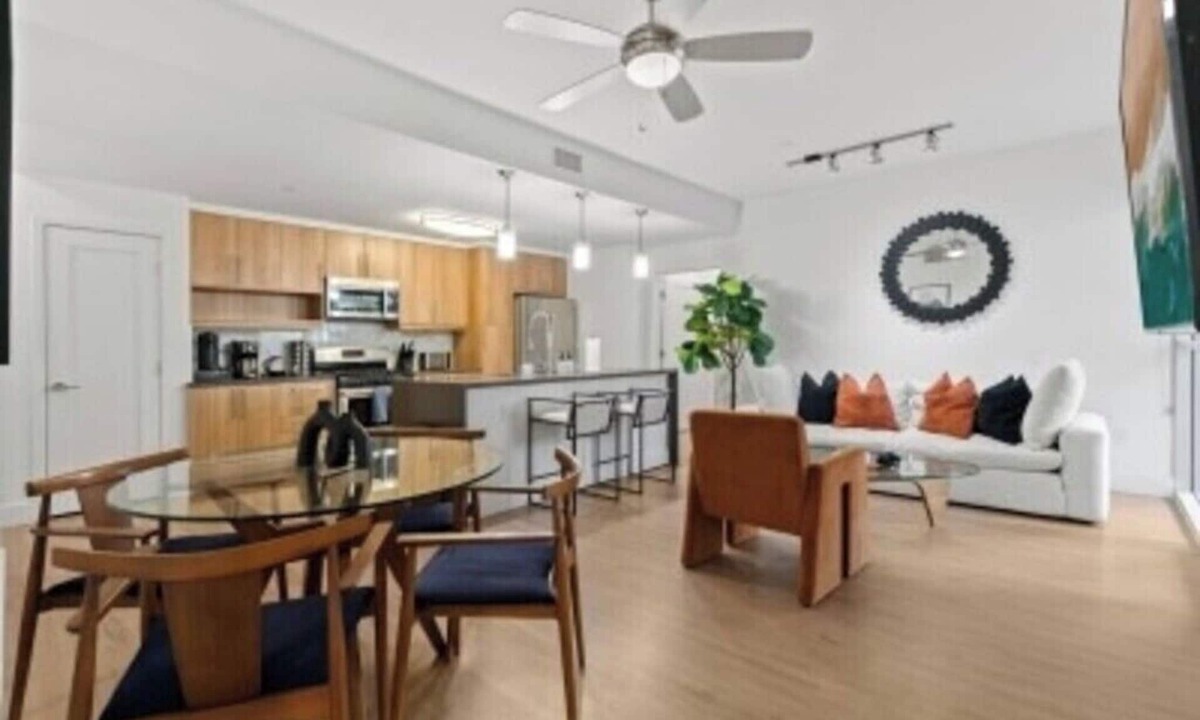 Downtown Bed & Breakfast | Emerald Garden' Upscale & Serene Retreat Walk to Beach Pool Gym