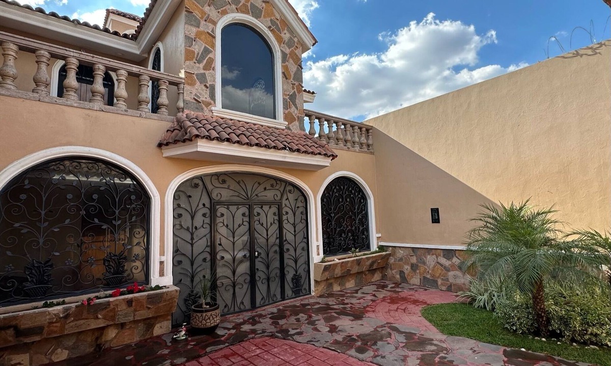 Zapotlanejo House | Entire Colonial Home with Private Parking - 6 min drive to Centro