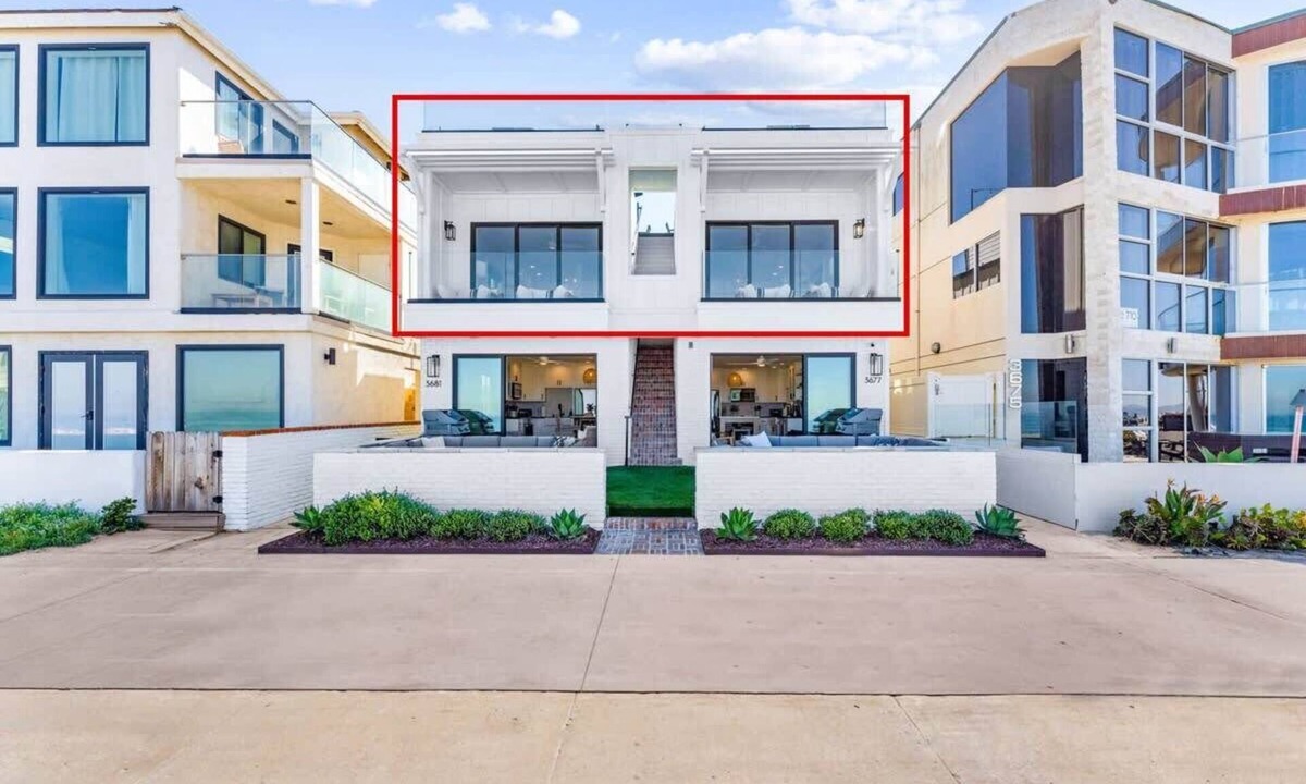 Mission Beach House | Entire Upper Oceanfront Masterpiece with Rooftop, Hot Tub + Sauna