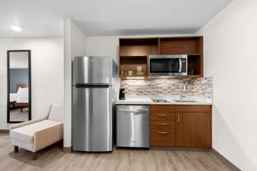 Glendale Hotel | Everhome Suites Glendale Sports Entertainment District by Choice Hotels