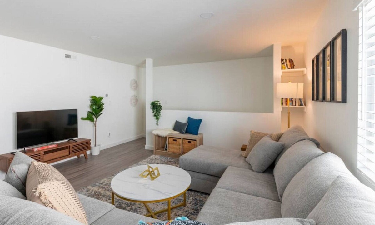 Alhambra Condo | Exceptional DT Alhambra Condo 3BR/2BA with King size bed +EV Charger