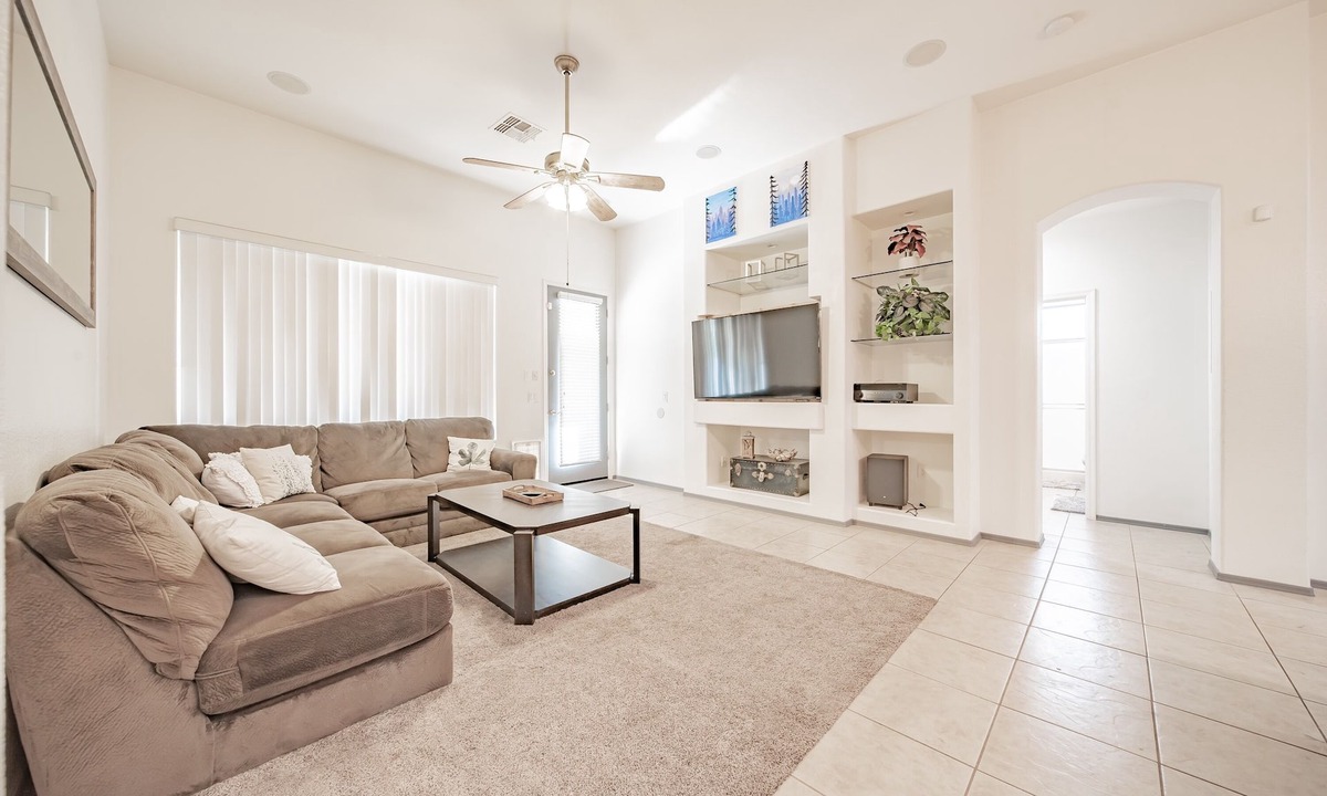 Rovey Farm Estates House | Family sized home 5 minutes from Westgate and Cardinals Stadium.