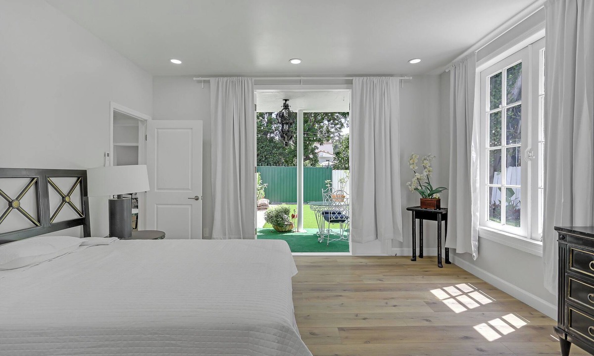 The Flats Apartment | Fantastic Beverly Hills Guesthouse with Yard