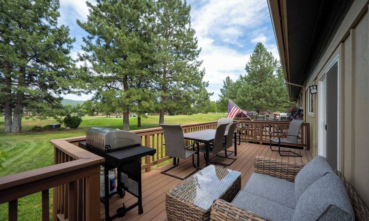 Blanchard Condo | Golf course view condo near Stone Ridge with deck & BBQ