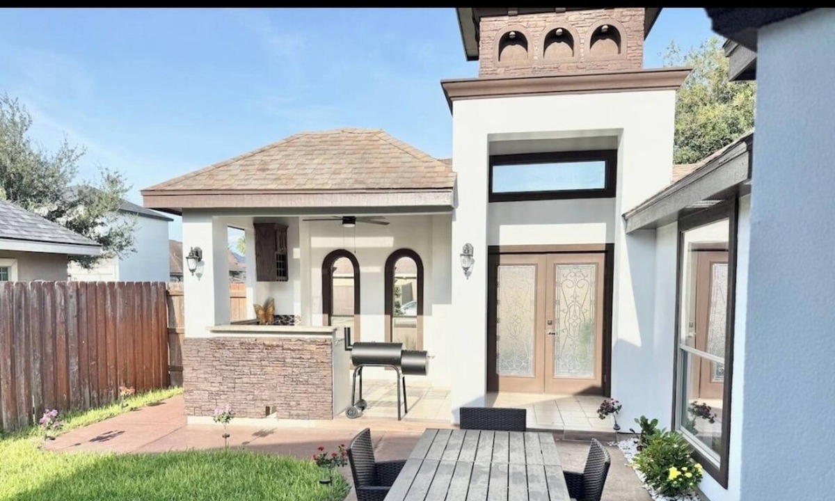 McAllen House | GORGEOUS HOME WITH COURTYARD, LANDSCAPPED, NEW POOL Outside barbecue area.