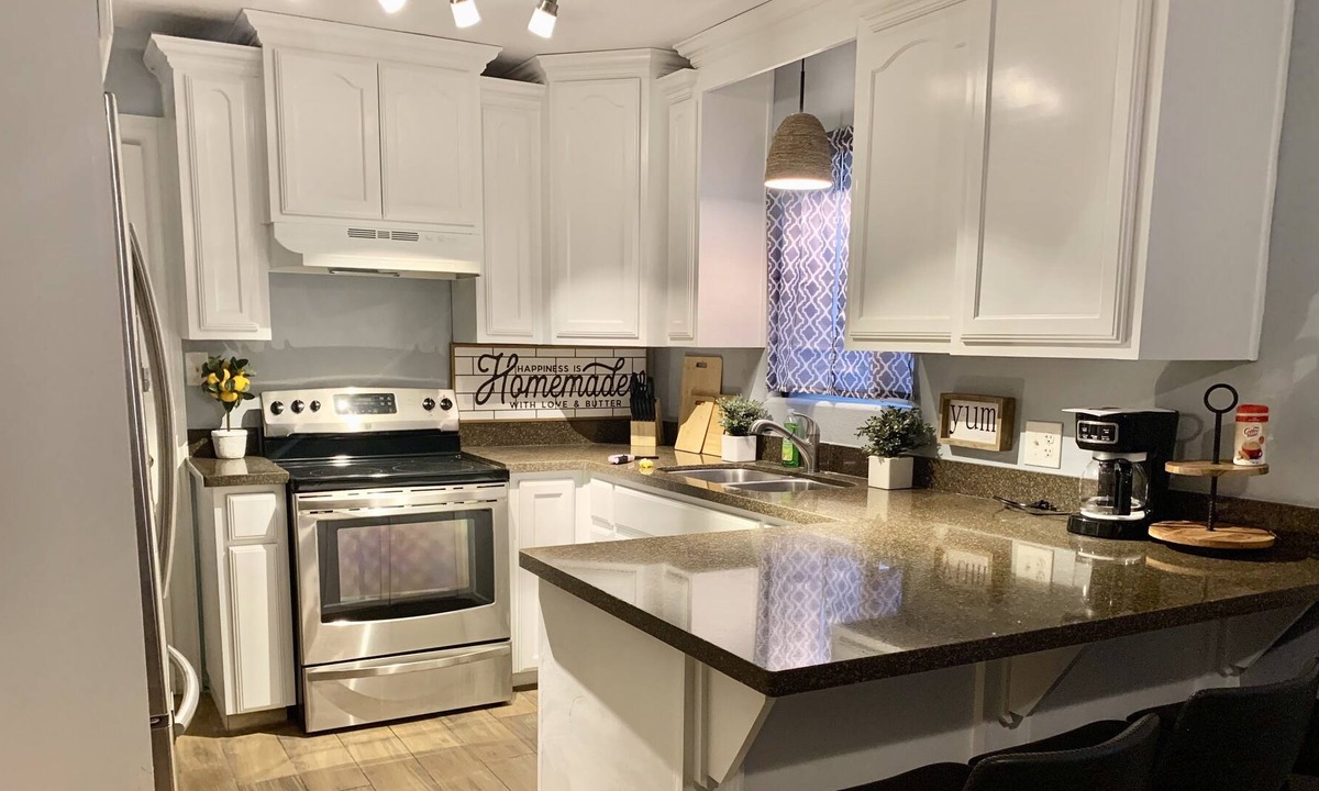 Mercedes House | Gorgeous upgraded entire house! Off expressway