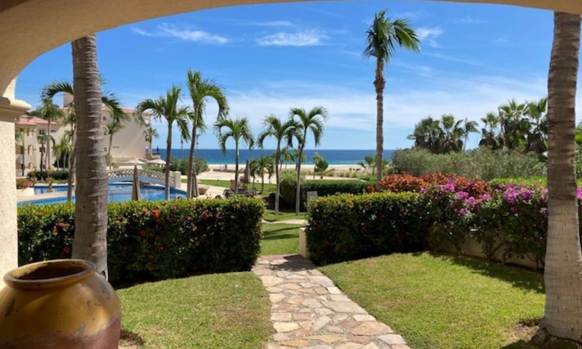 Zona Hotelera Condo | Ground floor beach condo comfortably sleeps 4. One king bed plus two queen beds.
