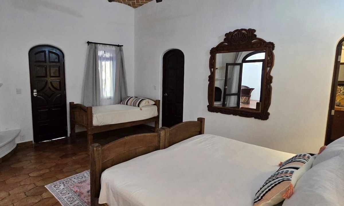 Ajijic Bed & Breakfast | Habitacion "La Bugambilias" in Casa Caroline Bella