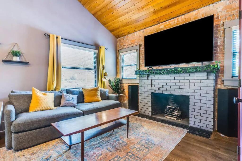 West University House | Happy Cactus Walkable 2BR by UofA and Parking