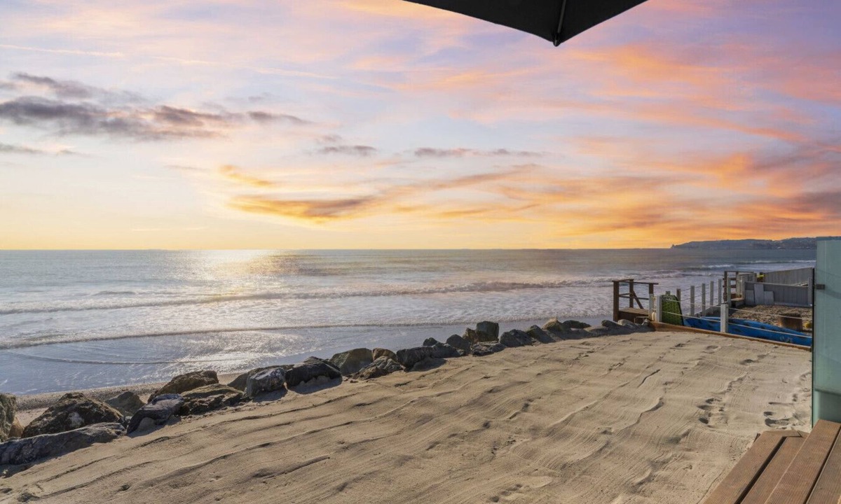 Capistrano Beach House | Hawaiian Style! Beachfront on Beach Road! STR15-0260