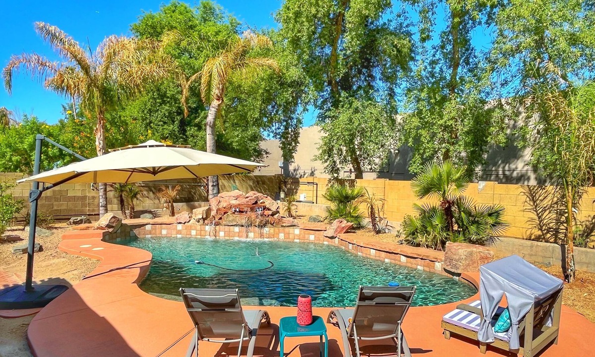 Meadows House | Heated Pool + Fun Outdoor Oasis! Cozy Family Friendly house in Gilbert near Mesa