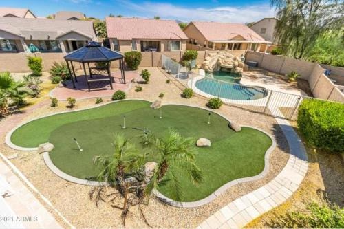Tamaron House | Heated Pool Mini Golf Huge Backyard King Bed