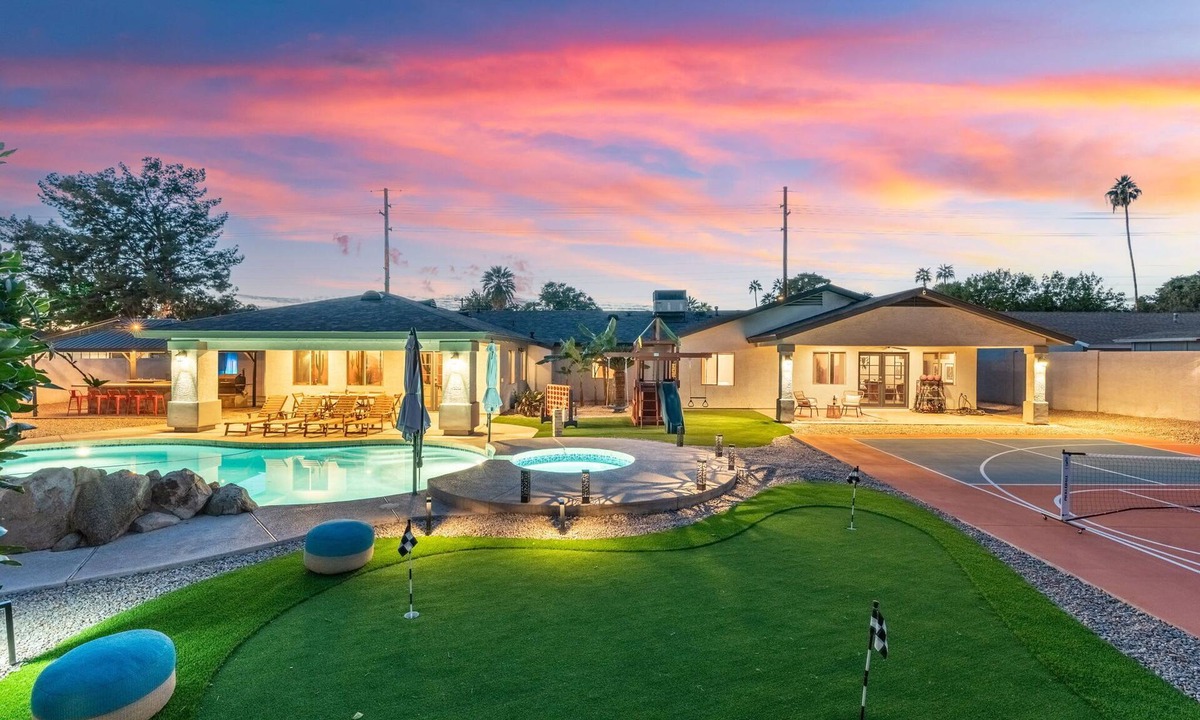 North Mountain House | Heated Pool, Pickleball, Mini Putt, Gym, Sleeps 24