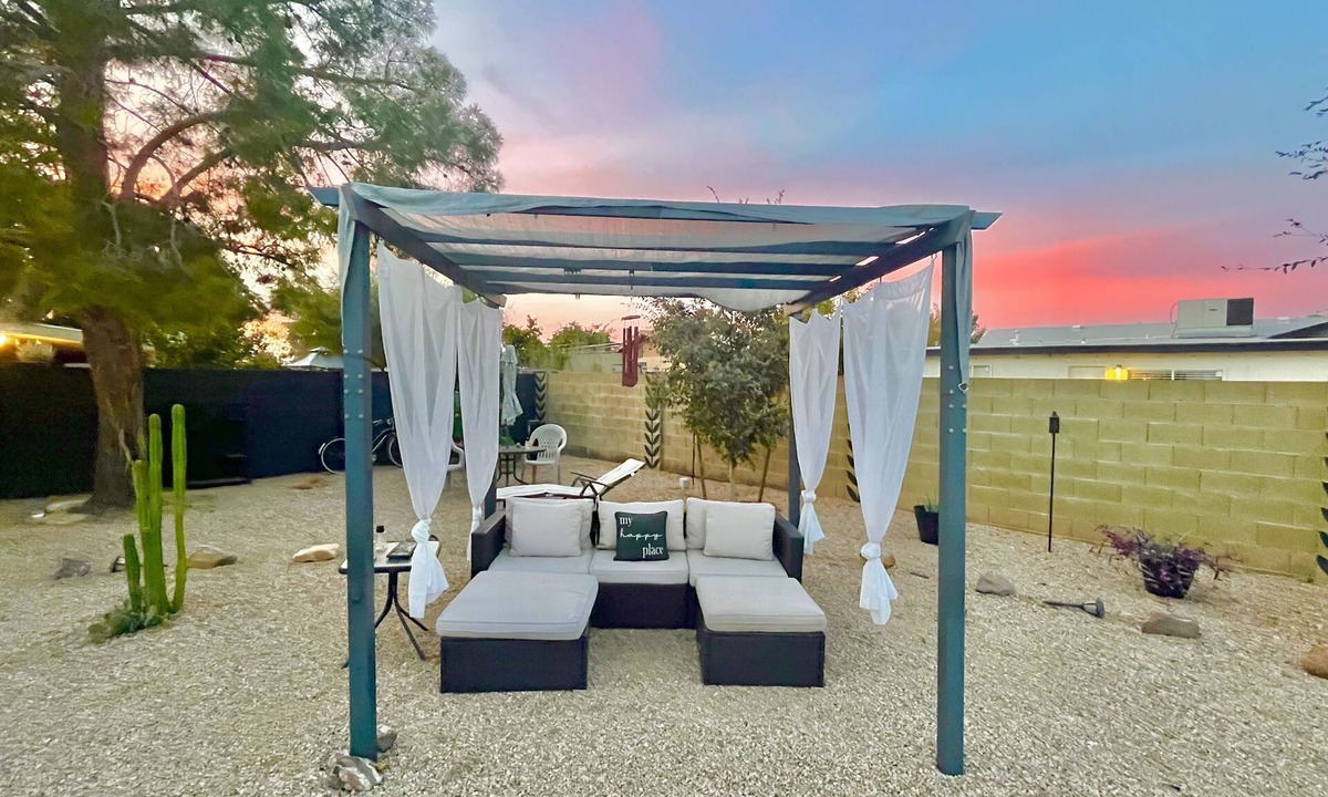 North Mountain House | HIKING! NEAR GCU! 1 bedroom + Den bedroom + Full Kitchen Sleeps 4