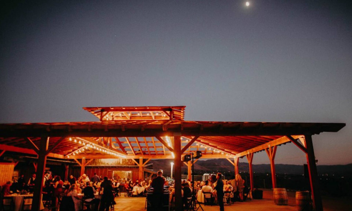 Apple Valley Hotel | Hilltop Tavern and Inn