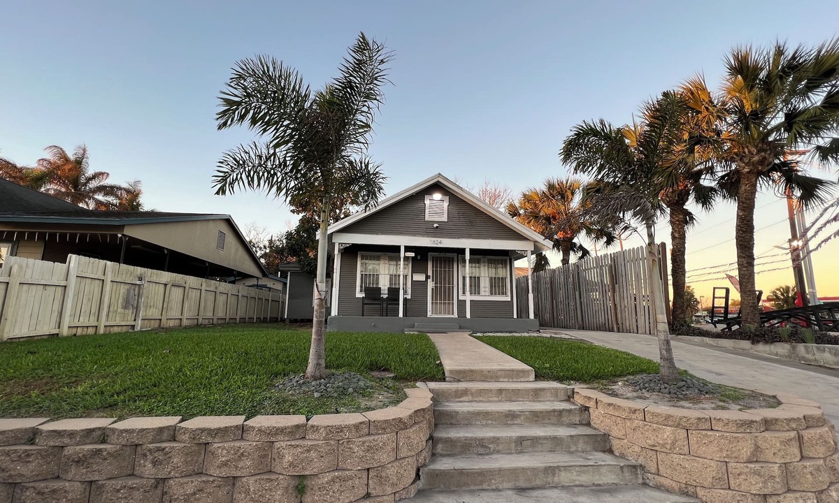 Brownsville House | Historic Downtown, Wifi, Apple TVs, Cold AC