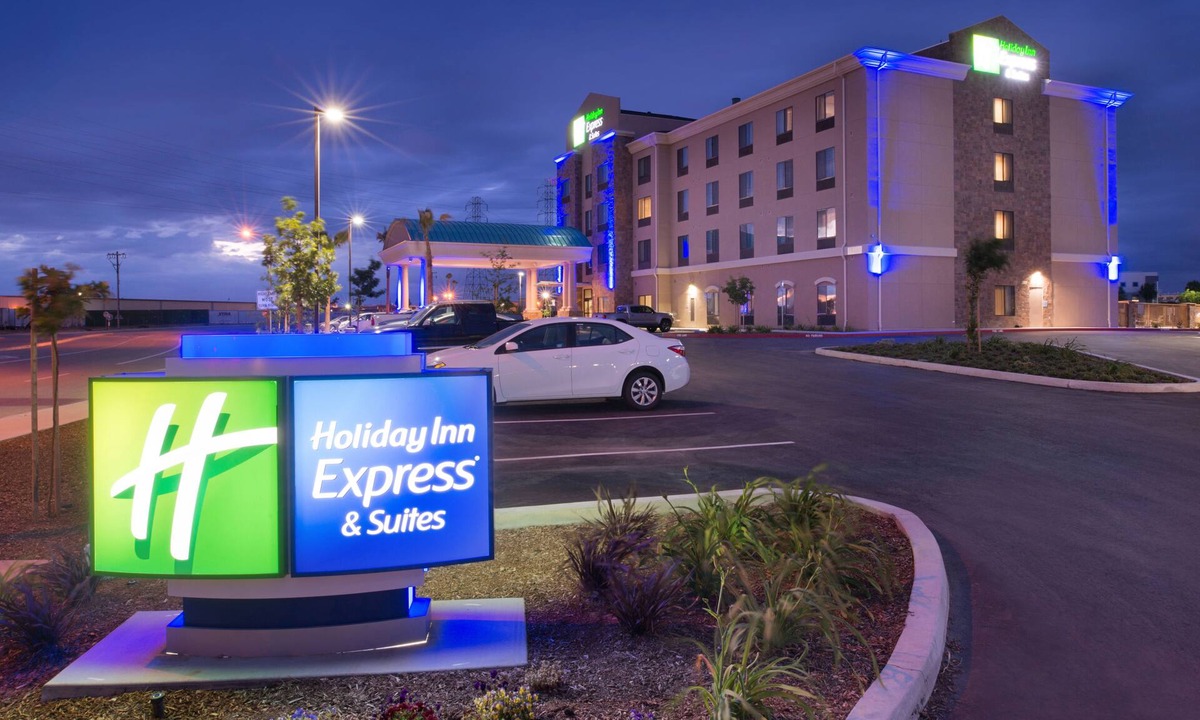 Greenacres Hotel | Holiday Inn Express & Suites Bakersfield Airport by IHG